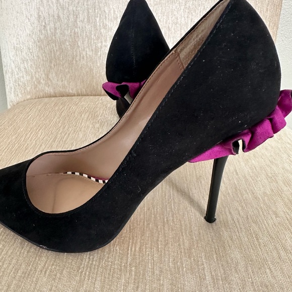 Betsey Johnson pink ruffle back suede heels - Picture 4 of 7